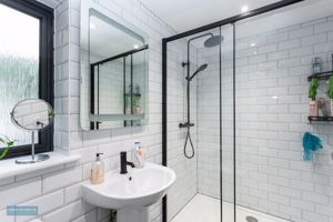 En-suite- click for photo gallery